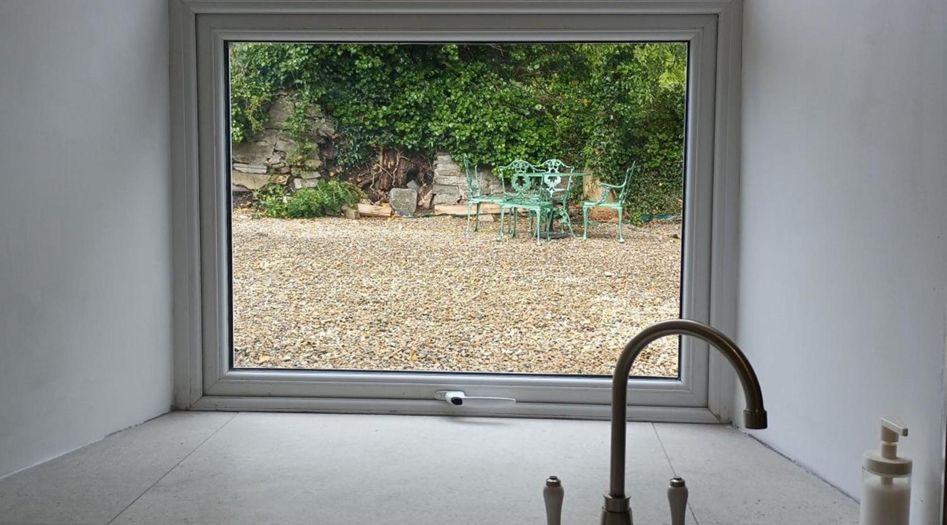 M044 An Teach Cloich The Stone House Holiday home *